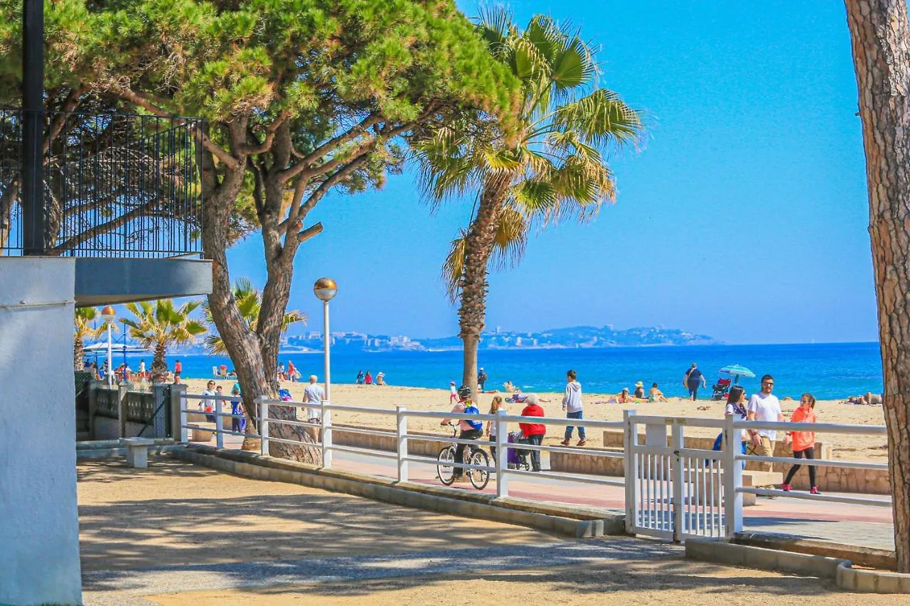 Set Pins - Only Families Apartment Cambrils