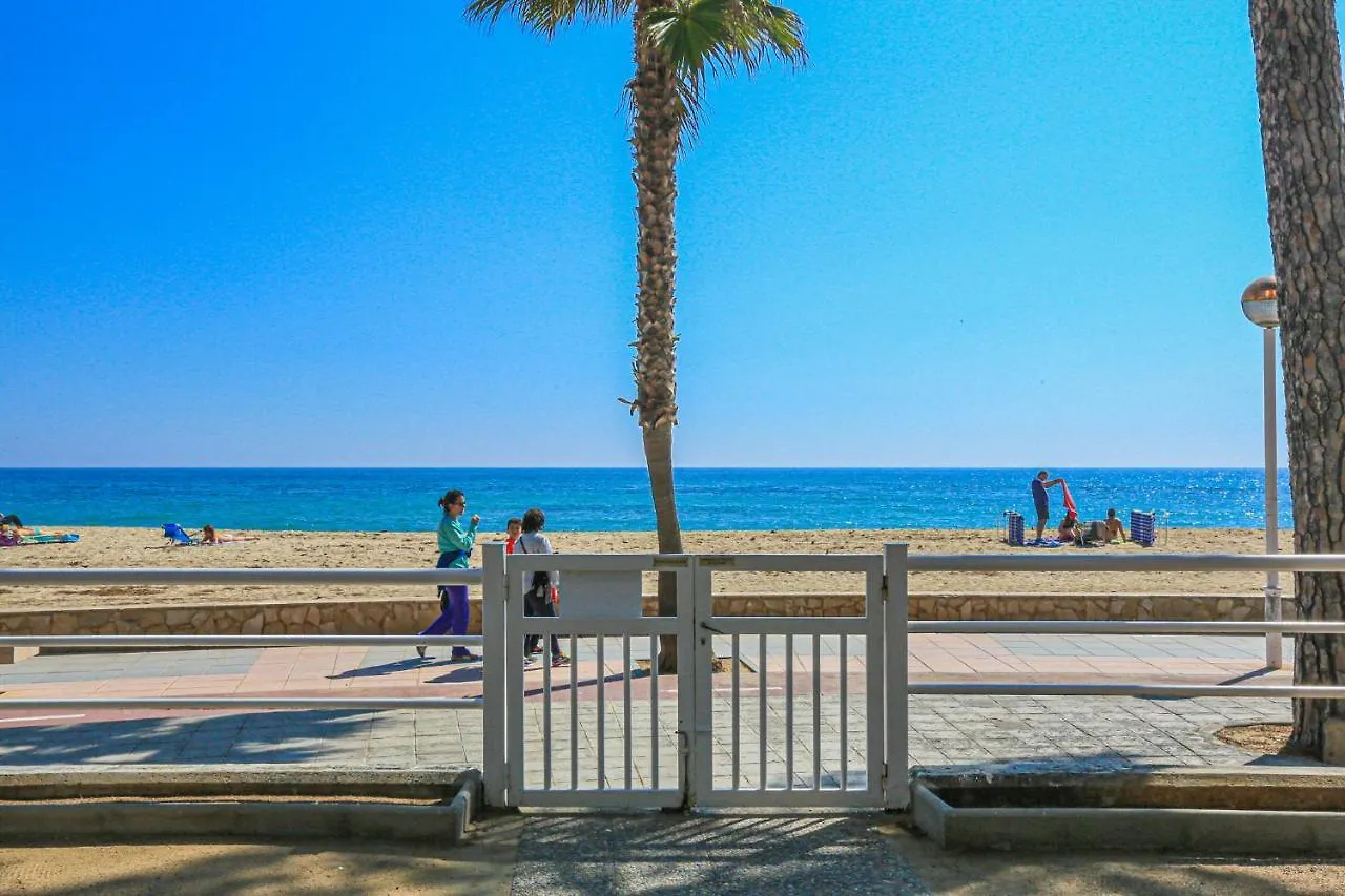 Set Pins - Only Families Apartment Cambrils