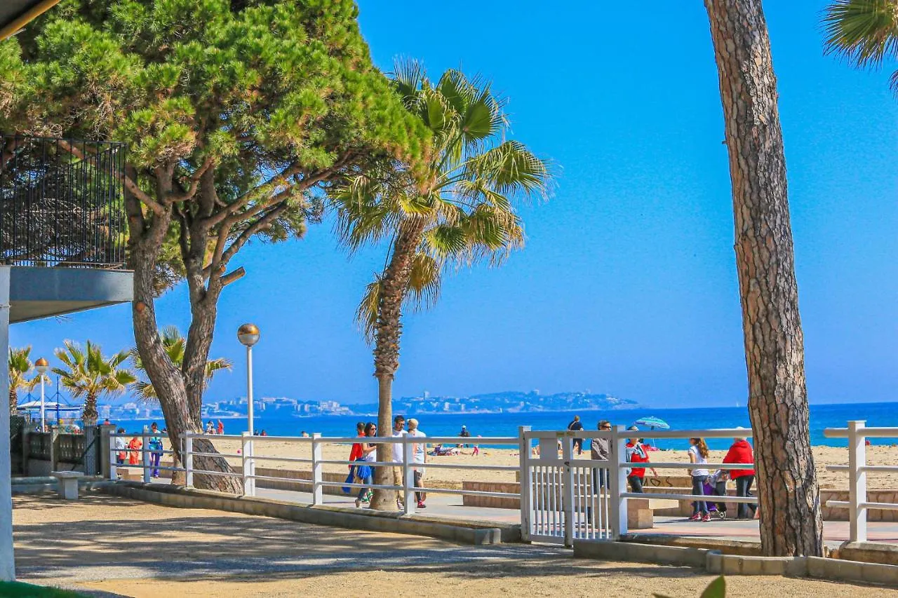 Set Pins - Only Families Apartment Cambrils Spain