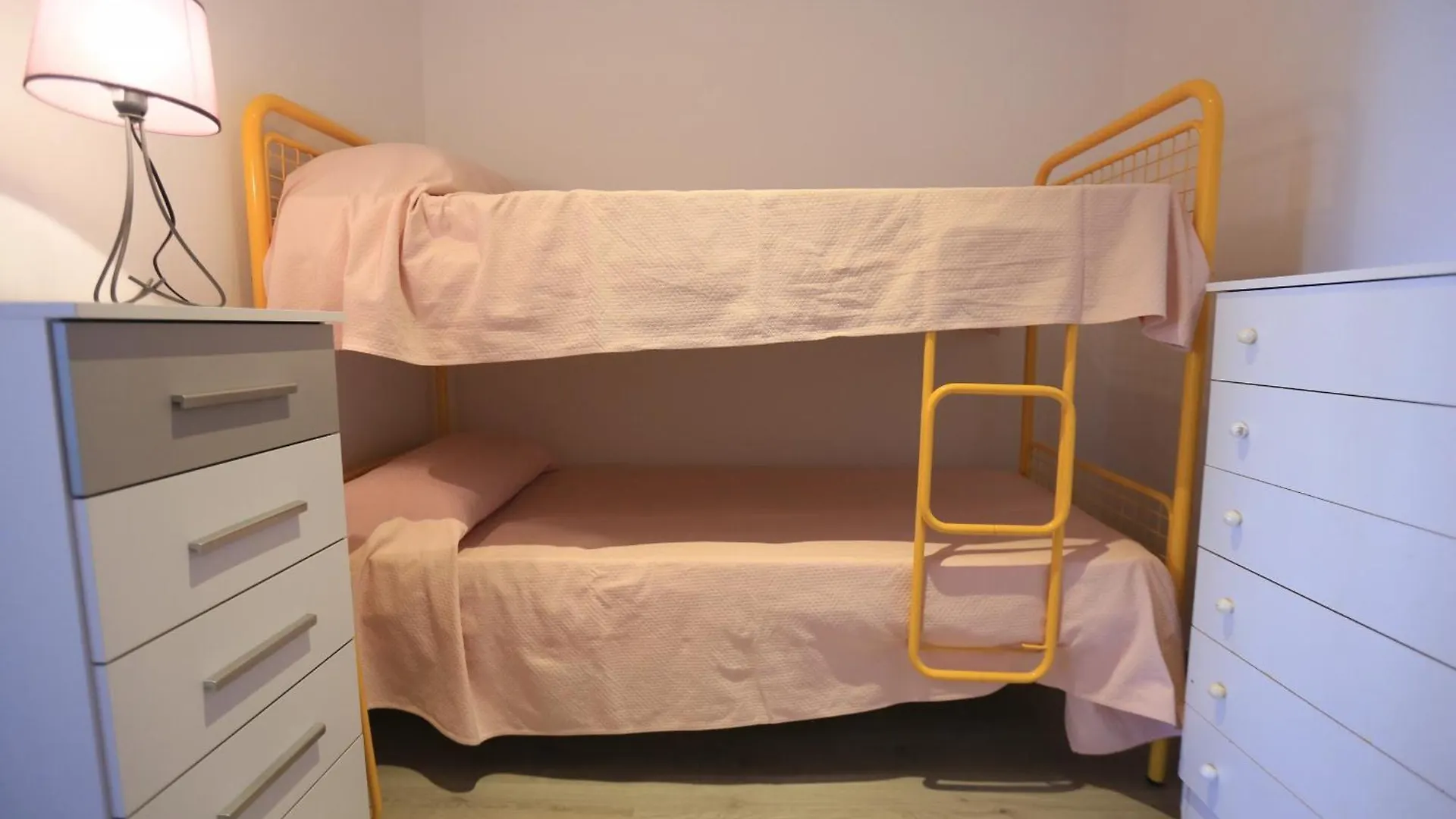 Set Pins - Only Families Apartment Cambrils