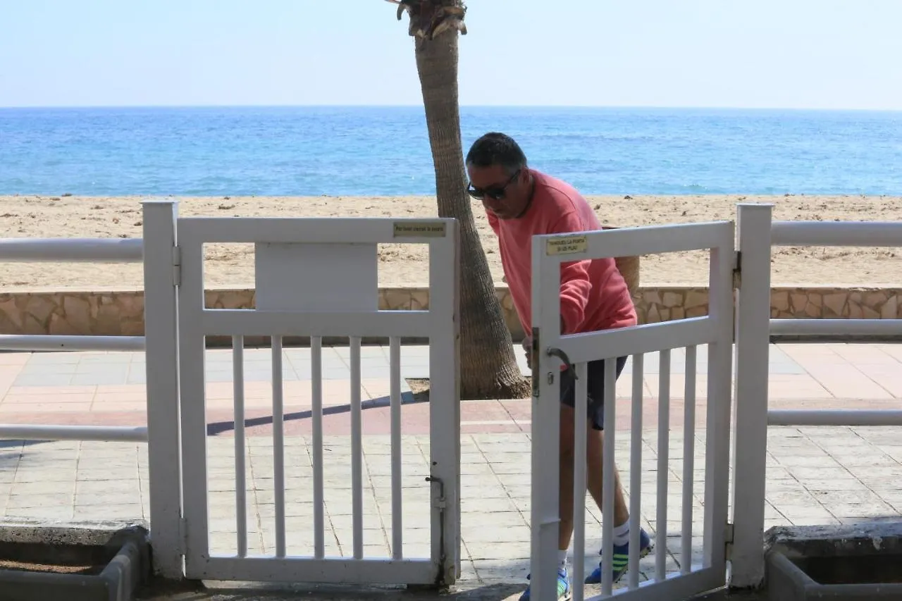 Set Pins - Only Families Apartment Cambrils