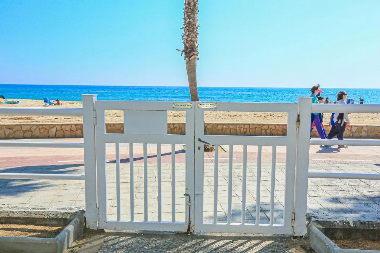 Set Pins - Only Families Apartment Cambrils