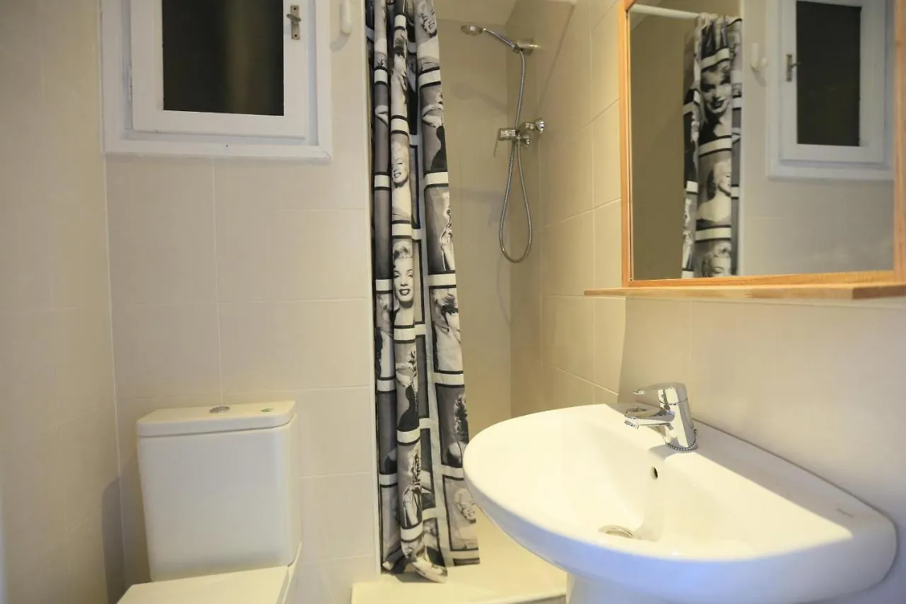 Set Pins - Only Families Apartment Cambrils