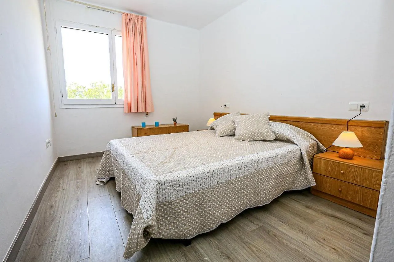 Set Pins - Only Families Apartment Cambrils